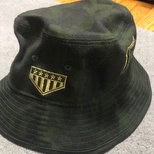 Brand new. New Era camouflage bucket women hat